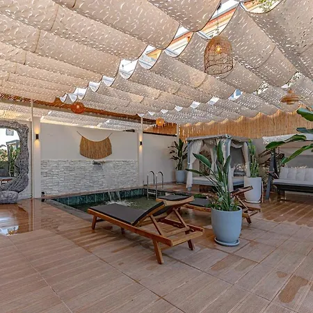 Arya Garden Apartman Side