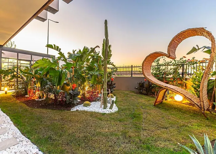 Arya Garden Сіде